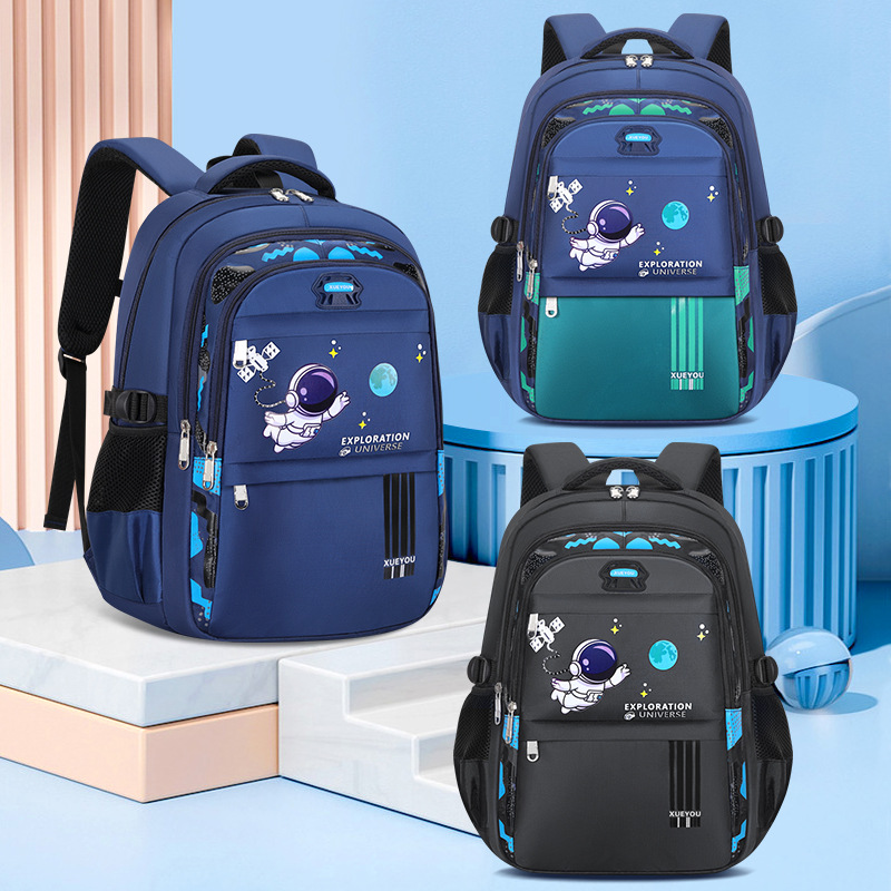 The new Astronaut primary school backpack features a large capacity, is lightweight, supports the spine and reduces the burden. It is a backpack for boys in grades 1 to 6 full figure