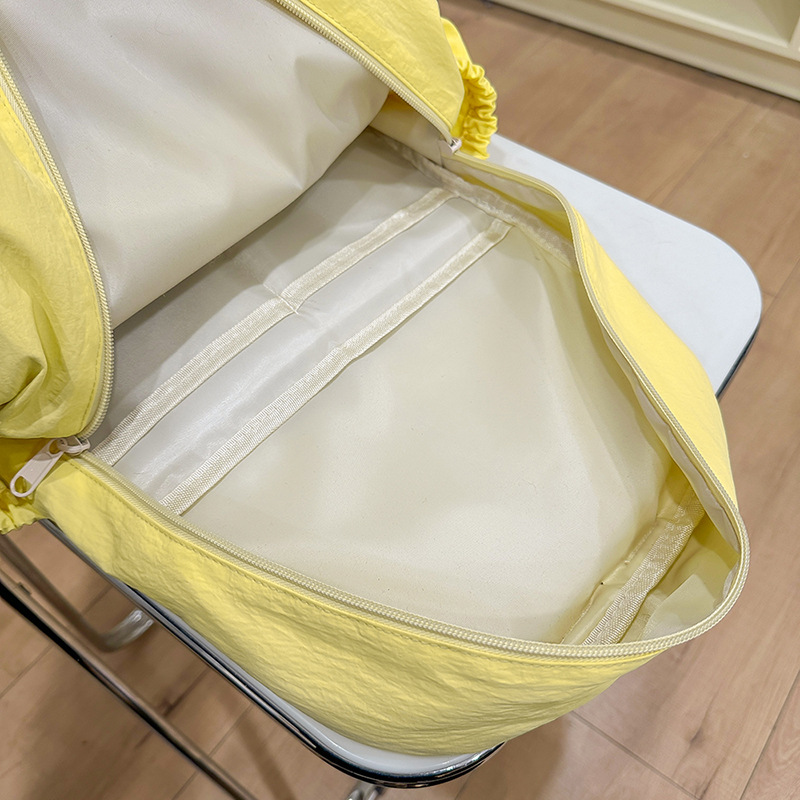 Korean InS-style large-capacity, high-appearancelevel schoolbag, simple and versatile backpack for college students, lightweight travel bag for going out Application Scenario