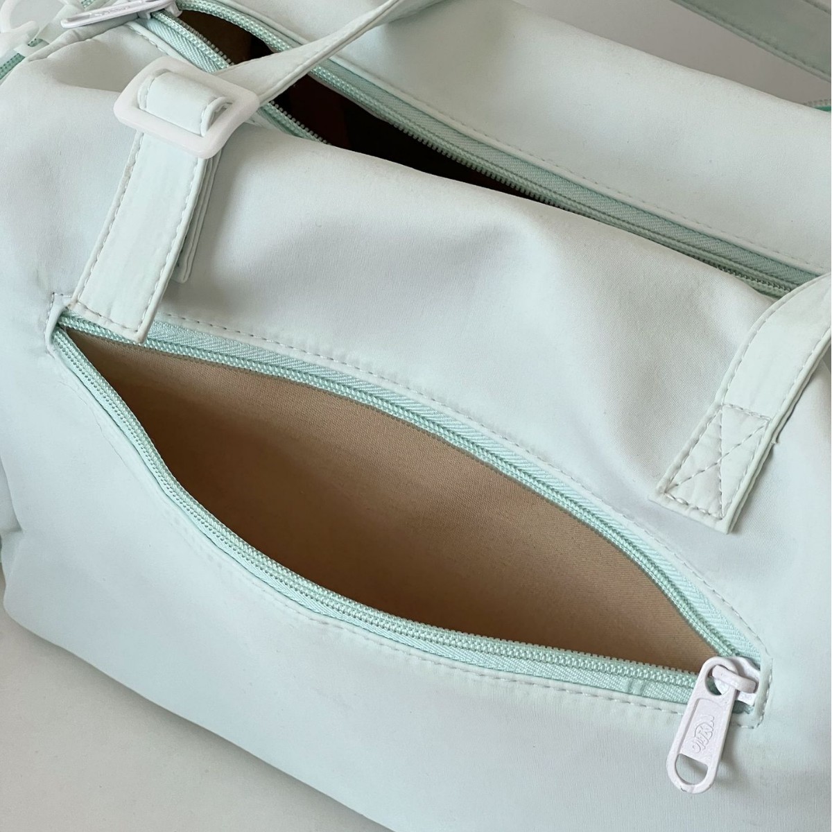 New design casual tote large-capacity bag, women's transparent commuting travel bag, pain bag, versatile single-shoulder crossbody bag Application Scenario
