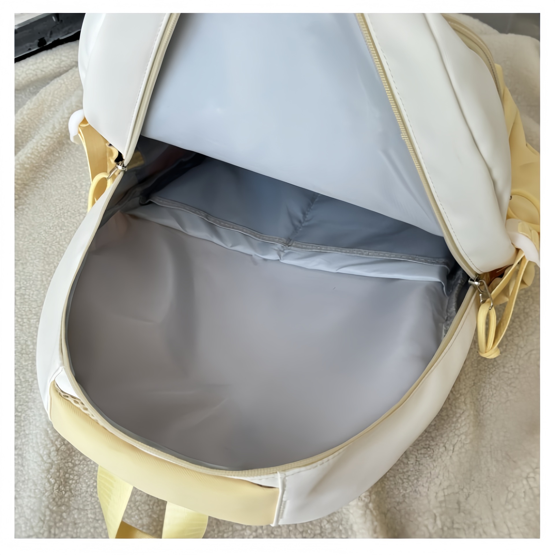 This is a high-standard, fresh and cute, color-blocking and patchwork bag for junior and senior high school students. It is a large-capacity backpack Application Scenario