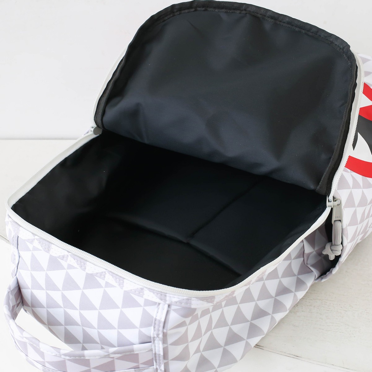 A new high-appearure-level trendy shark graffiti print backpack for junior and senior high school students, a versatile and fashionable backpack for commuting Application Scenario
