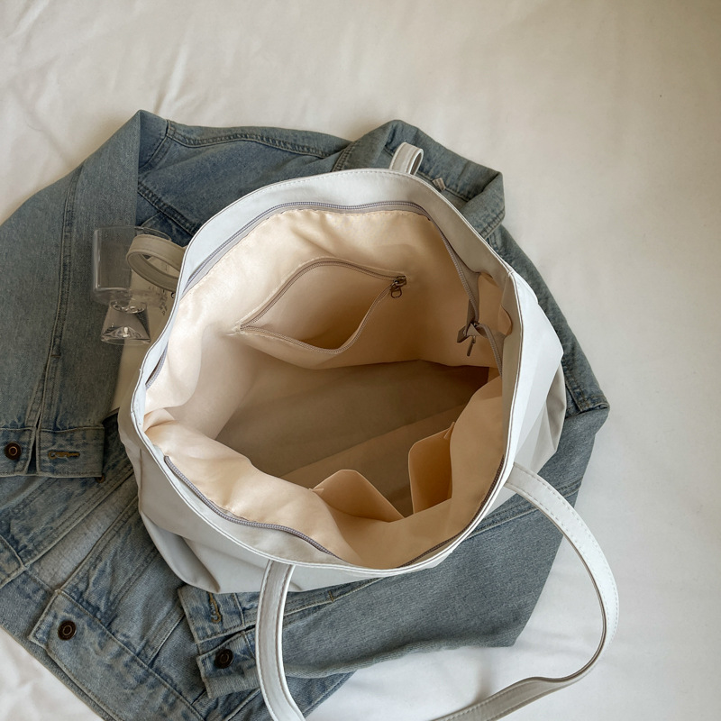 A versatile canvas bag for women's 2024 autumn and winter, a new Korean-style Instagram casual tote bag for commuting Application Scenario