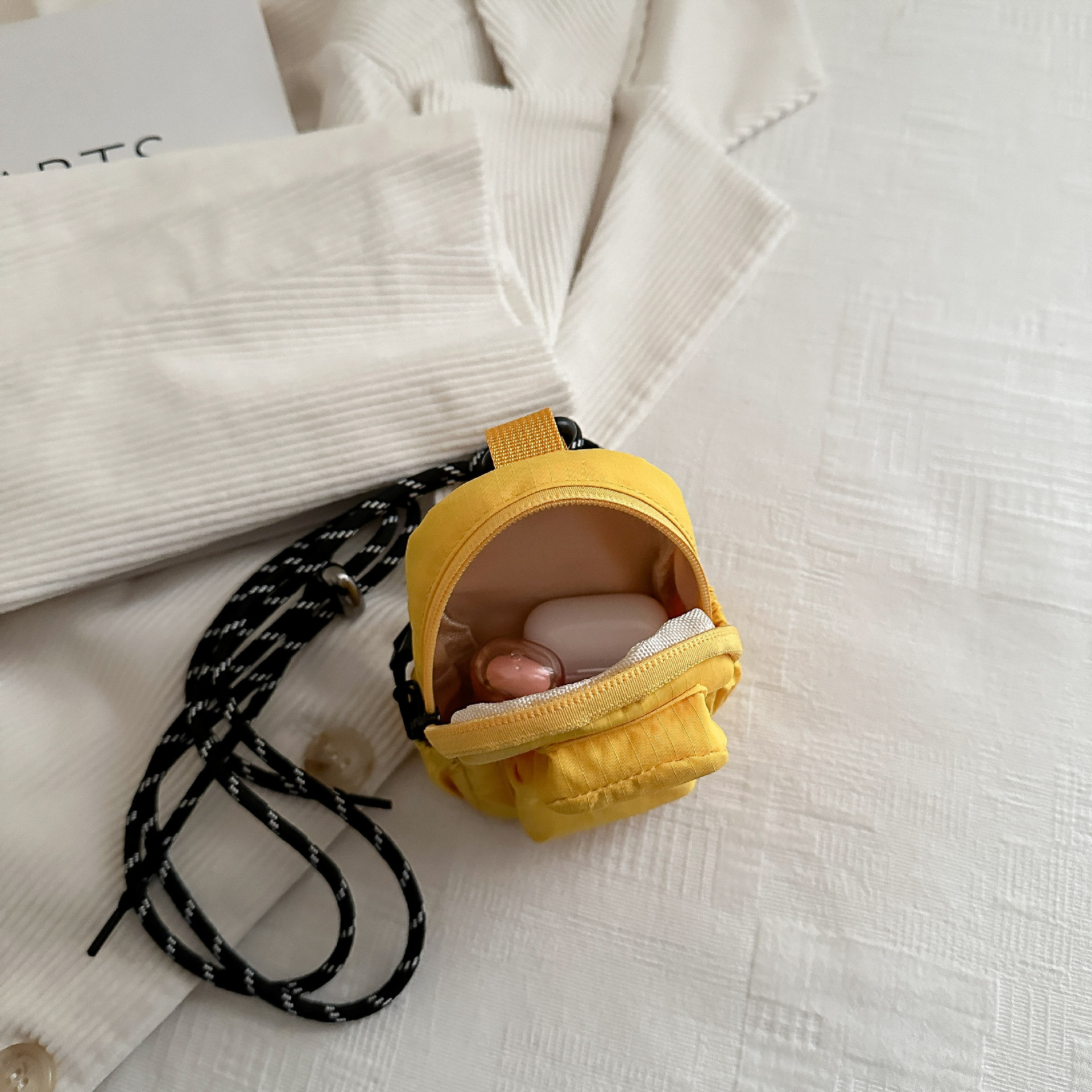 The 2025 new stylish, casual, versatile travel and sports solid color nylon hand-carry and crossbody simple phone bag will charm you Application Scenario