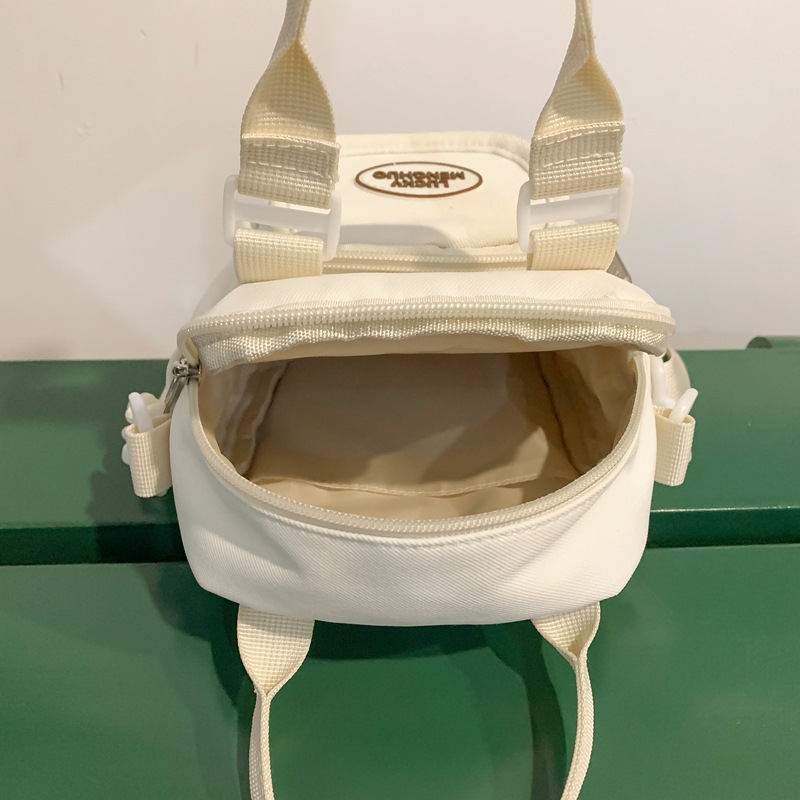 A new Korean student shoulder bag for class in the autumn and winter of 2024, a trendy and cute Instagram bag for girls to go out and shop with their best friends Application Scenario