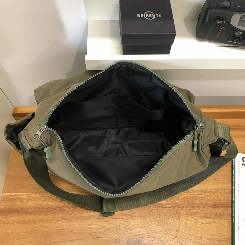 Single-shoulder bag for men and women, Japanese-style casual large-capacity men's crossbody bag, sports commuting backpack, portable messenger bag for going out Application Scenario