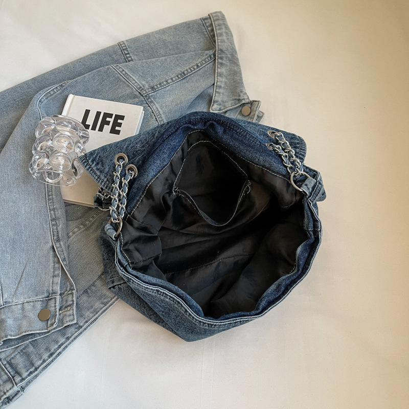 Denim bag for girls 2024 New style, fashionable large-capacity chain shoulder bag, high-end class commuting tote bag Application Scenario