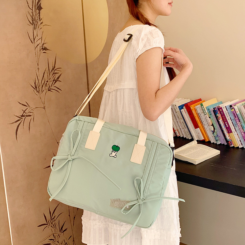The 2025 new versatile soft girl handbag features a high-end and niche design, a single-shoulder crossbody bag, and a commuter girl tote bag full figure