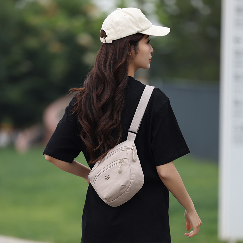 A new ultra-light and portable sporty crossbody bag with a high aesthetic level, featuring a Korean-style Instagram casual and simple travel and mountaineering crossbody bag for women details Picture
