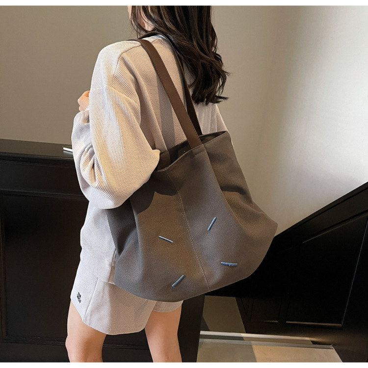 A new 2025 fashionable and simple single-shoulder bag, a light and casual shopping handbag, and a niche Korean-style college student commuting bag details Picture