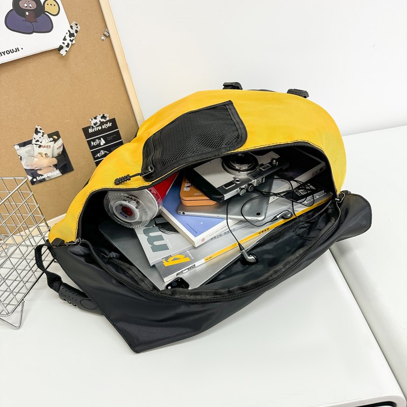The 2024 new outdoor large-capacity crossbody bag, a trendy commuting versatile sports backpack, and a couple's single-shoulder bag with a high aesthetic level Application Scenario