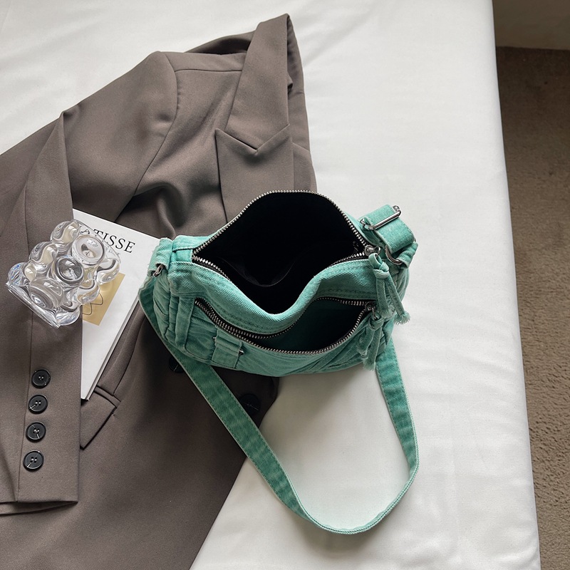 New Hong Kong-style ins high-look multi-layered bag for women, casual and simple, versatile for commuting, and a crossbody bag for going shopping Application Scenario