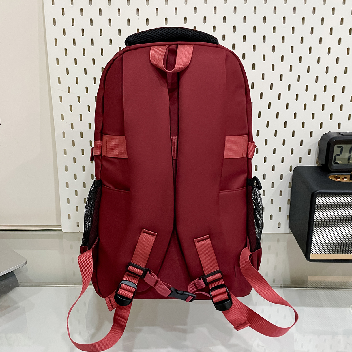 A new Korean-style Instagram backpack with a high level of appearance, solid color and niche design, is a lightweight backpack for junior and senior high school students to go hiking and travel Specification drawing