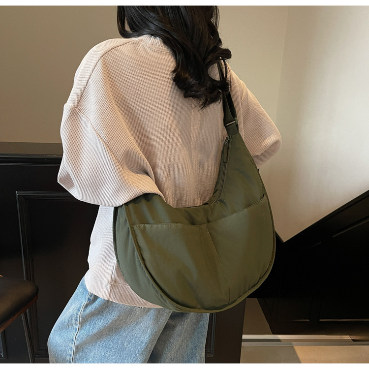 A niche Japanese ins crossbody bag with a large capacity, a casual dumpling bag, a simple and versatile new commuter single-shoulder tote bag details Picture