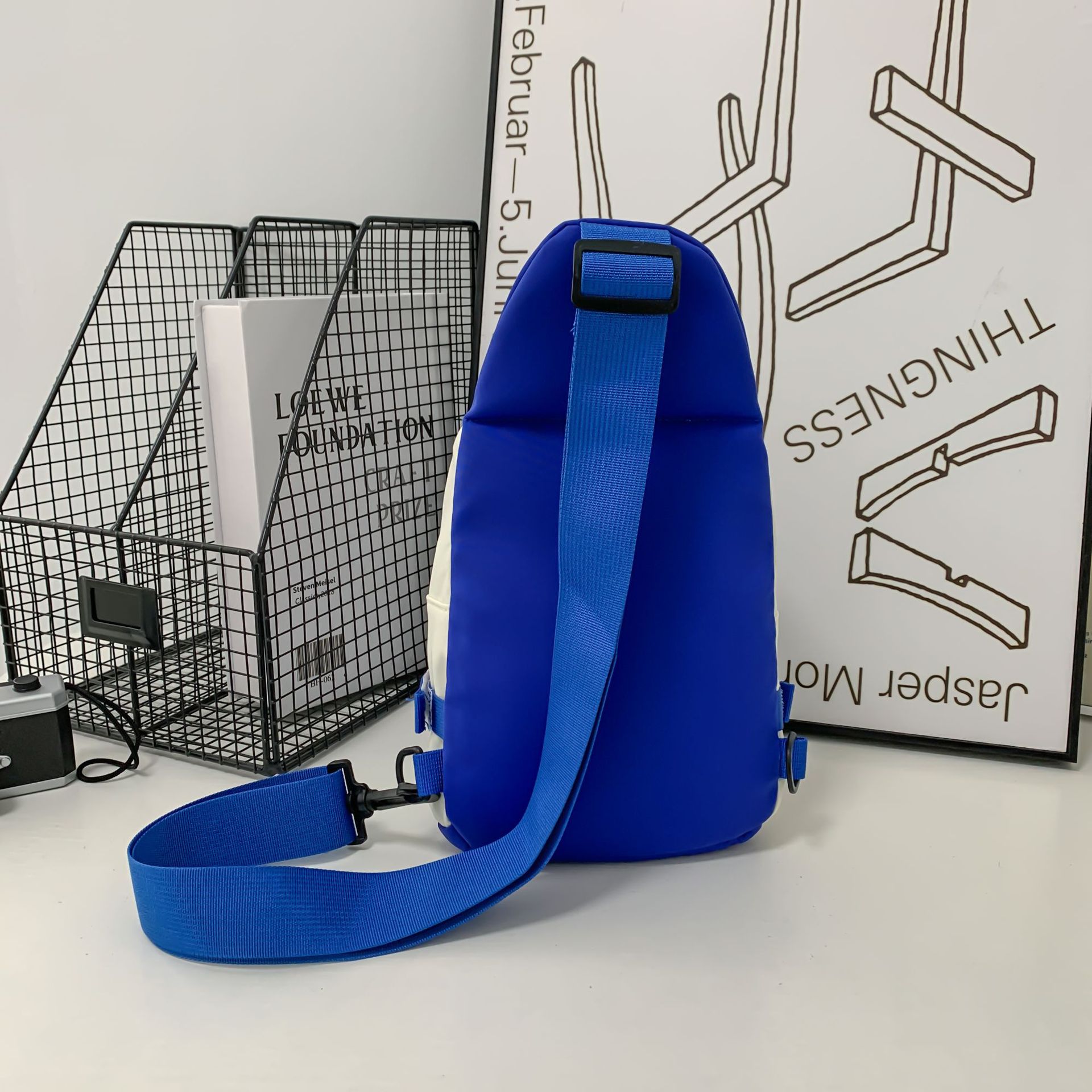 A new stylish and trendy small backpack for men, a simple and lightweight chest bag, and a versatile crossbody bag for casual travel Specification drawing