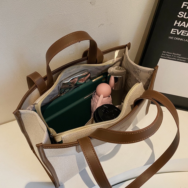 Large-capacity casual canvas bag for women, 2024 new style fashionable hand-held commuting bag, simple and versatile office tote bag Application Scenario