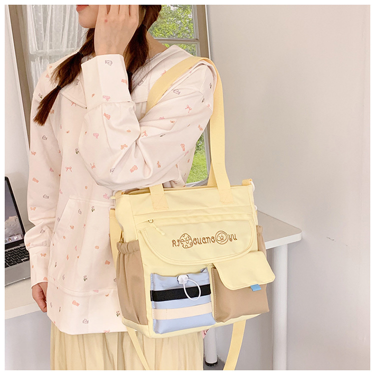 A new Japanese-style schoolgirl handbag with a fresh, sweet and cute look. It's a color-matched crossbody bag for college students going out for shopping details Picture