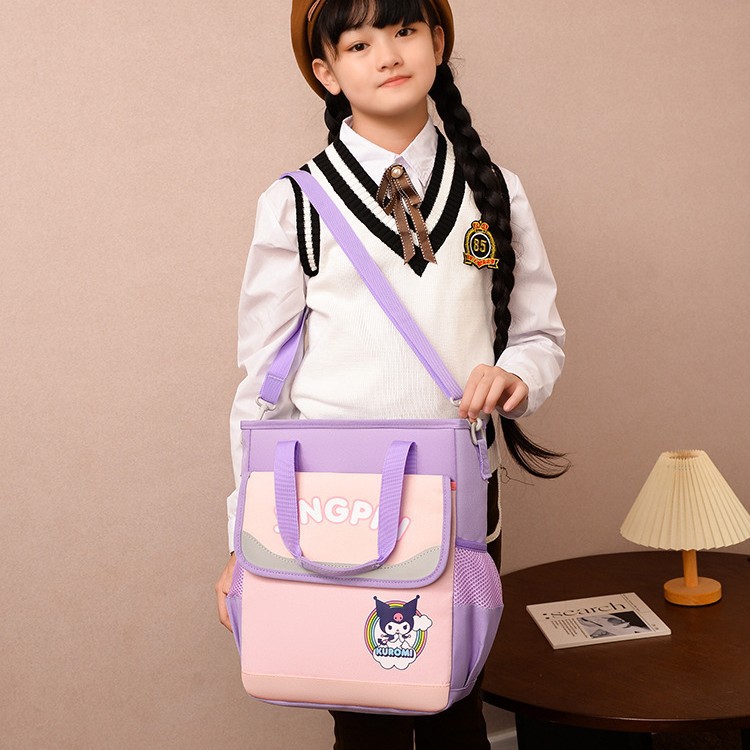 The new lightweight handbag is a single-shoulder bag for summer remedial classes for primary and secondary school students. It features a color-blocking after-school art bag with a logo printed on it details Picture