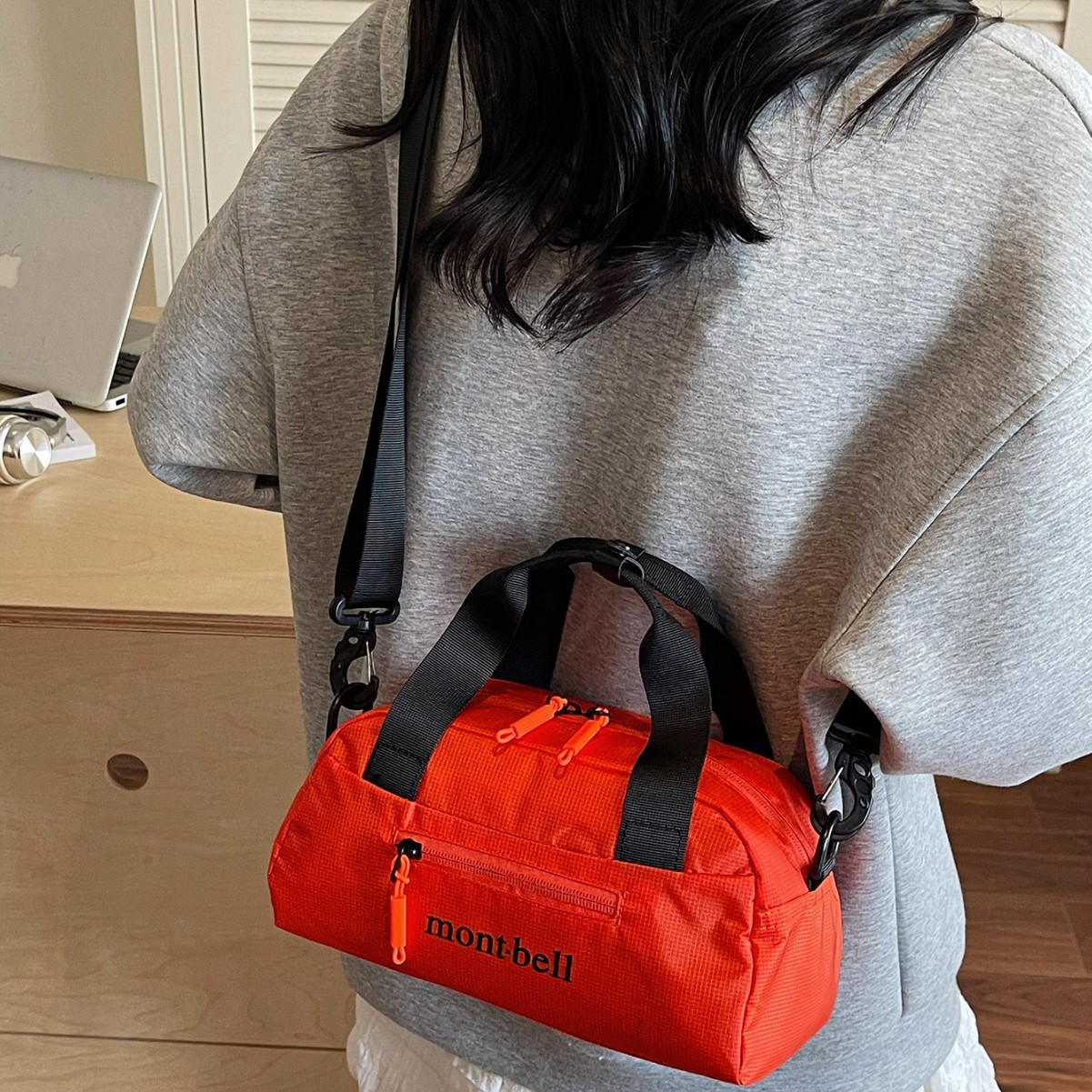 A new Japanese Instagram sporty crossbody bag with a high level of appearance and cool letters. It is a casual, simple and lightweight crossbody bag for travel full figure
