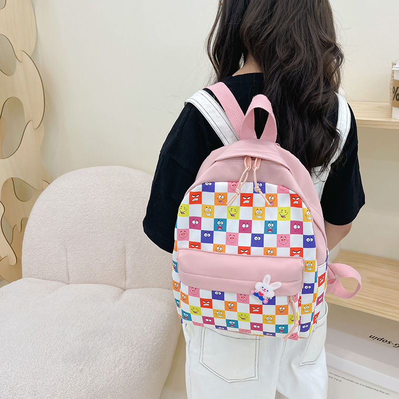 New Korean-style kindergarten backpacks for boys and girls, fashionable color-blocking checkered double-shoulder backpacks for large, medium and small classes Application Scenario