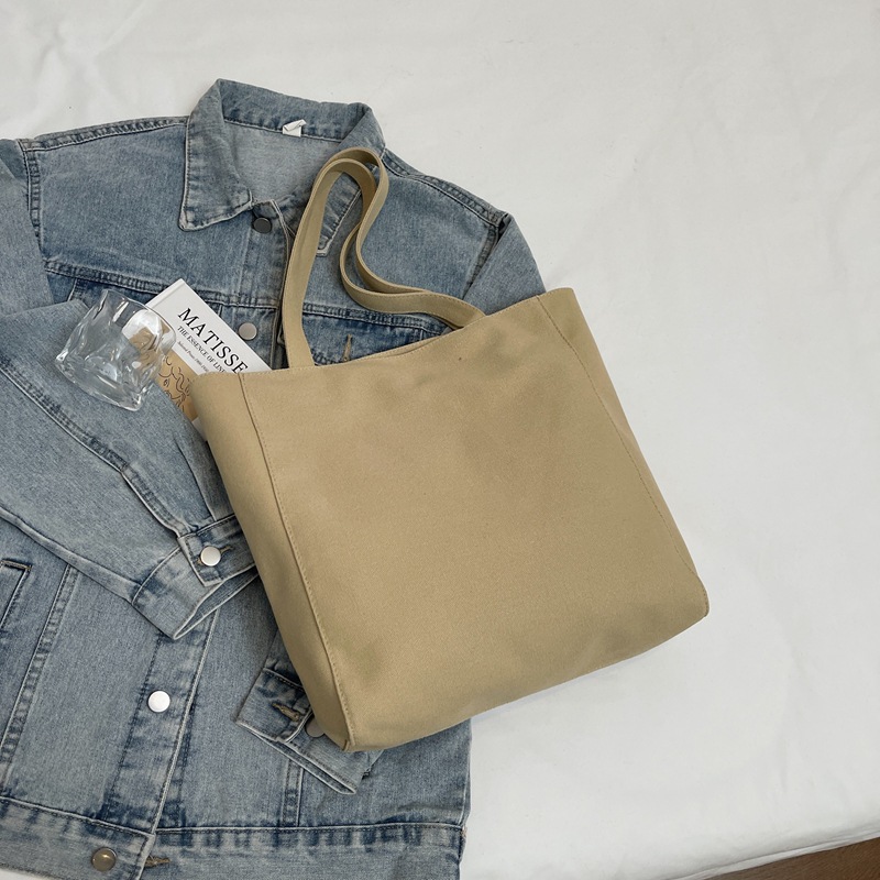 A simple and large-capacity canvas bag for women, a new model of 2025 for college students. It is a versatile single-shoulder tote bag for class and commuting to work Application Scenario