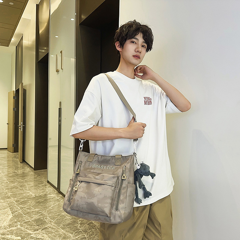 New fashionable schoolbag, dirt-resistant, dark color, niche and laid-back style, single-shoulder bag, graffiti, lightweight, commuting couple schoolbag full figure