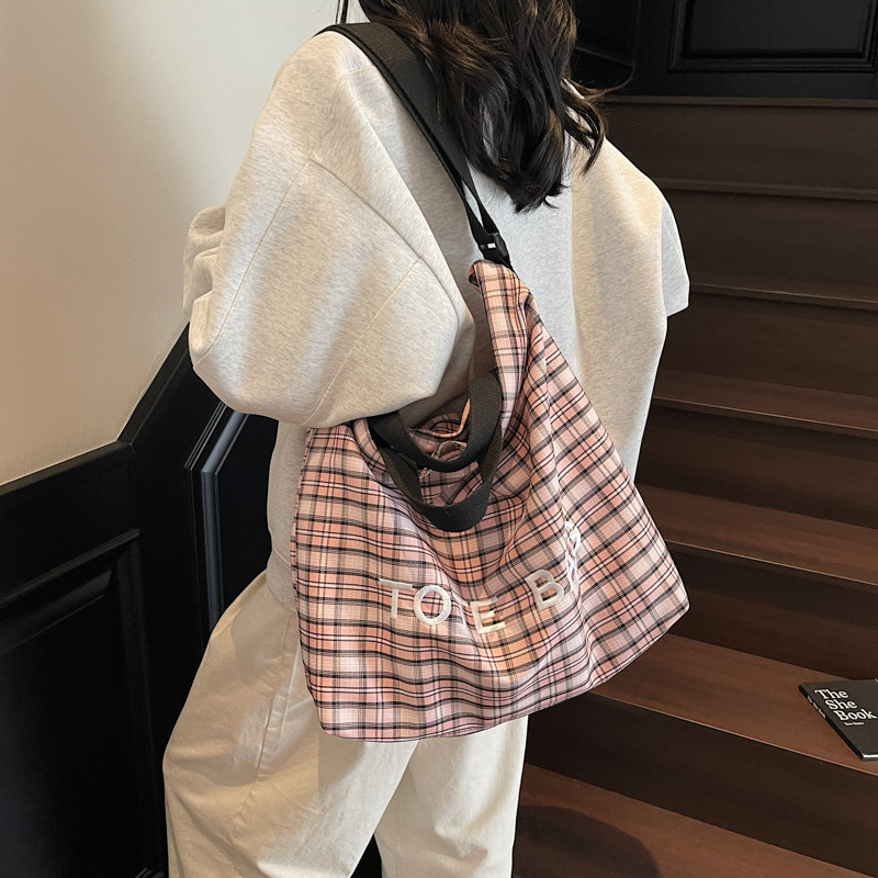 A new popular Korean niche artistic checkered large-capacity tote bag, a casual and versatile single-shoulder bag for female students during class details Picture