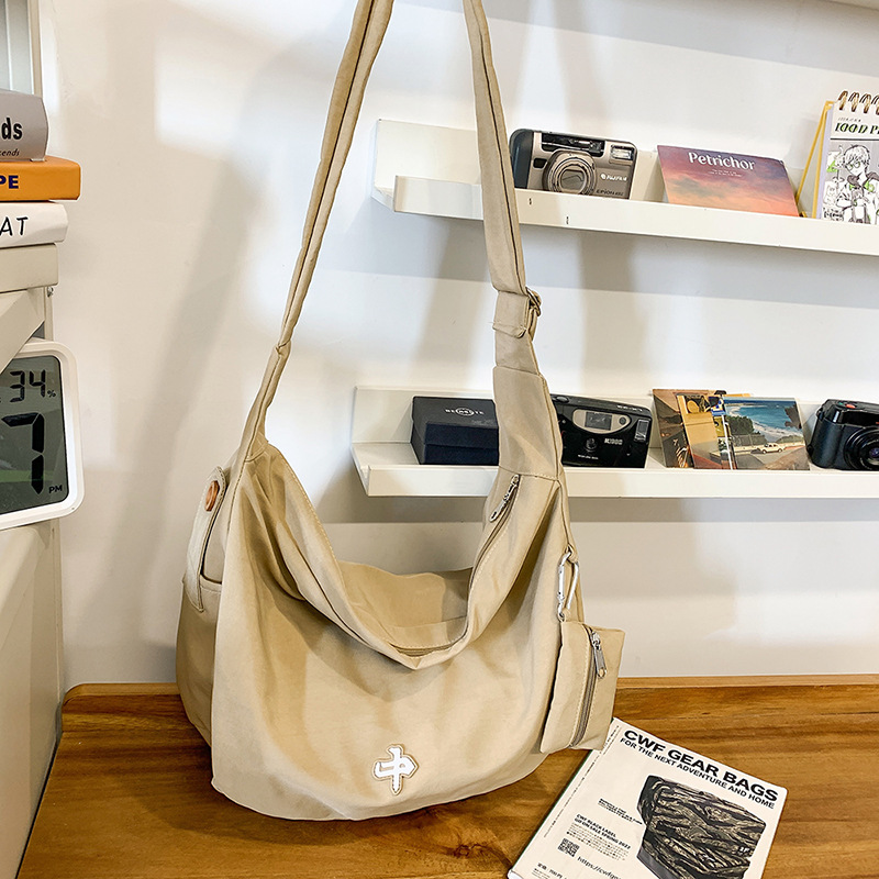 2025 New Hong Kong style cool motorcycle, mobile phone, loose change crossbody bag, men's and women's commuting single-shoulder crossbody bag, sports crossbody bag Specification drawing
