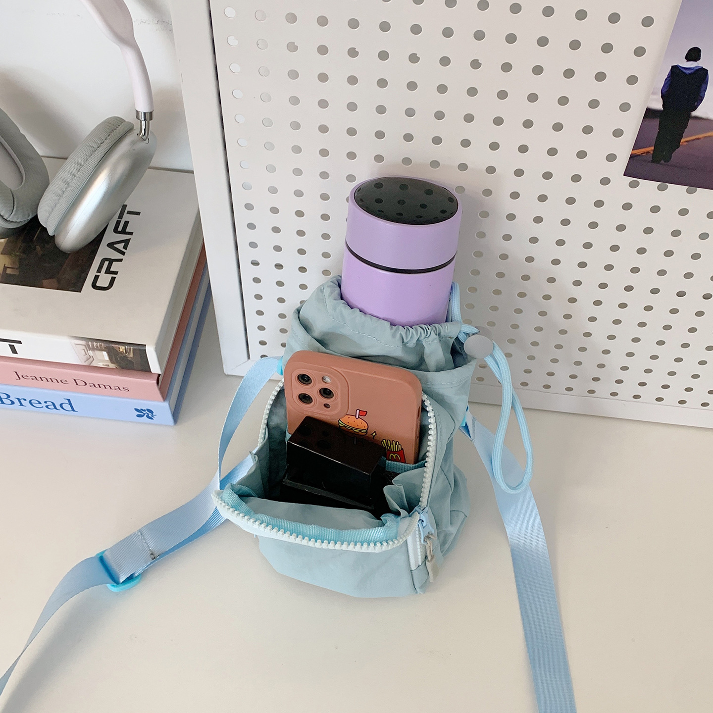 A new Korean-style high-look, fresh phone bag for women, a casual and simple water bottle, an umbrella, and a portable commuting crossbody bag Application Scenario