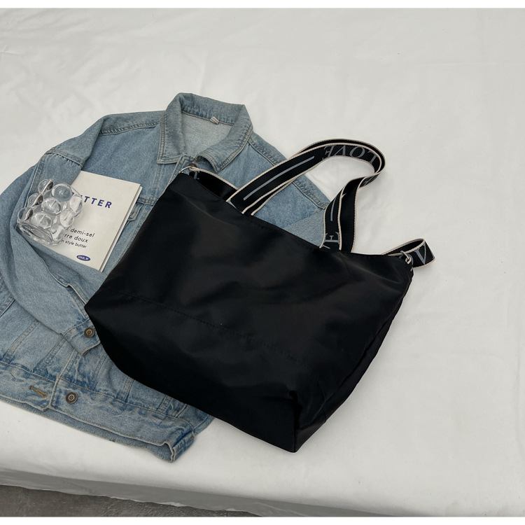 2025 New canvas bag, large-capacity hand-held tote bag, simple, casual and versatile shoulder bag, fashionable yoga bag Application Scenario