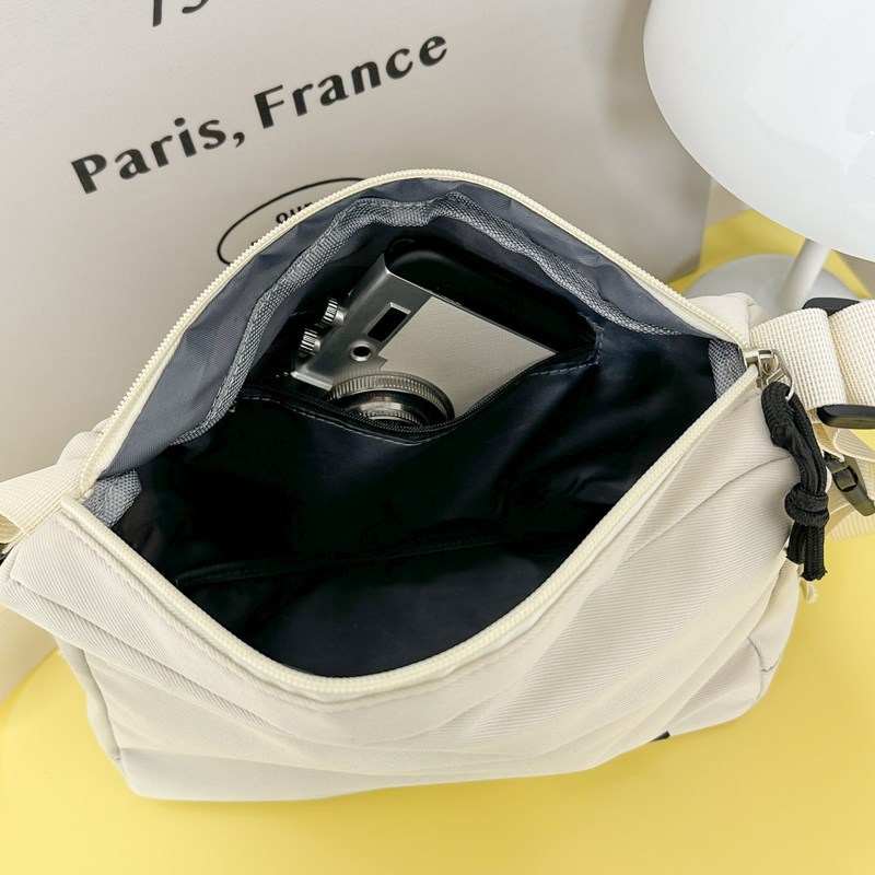 The 2025 new women's crossbody bag is a lightweight, casual, large-capacity single-shoulder bag that is versatile for women and suitable for work and commuting Application Scenario