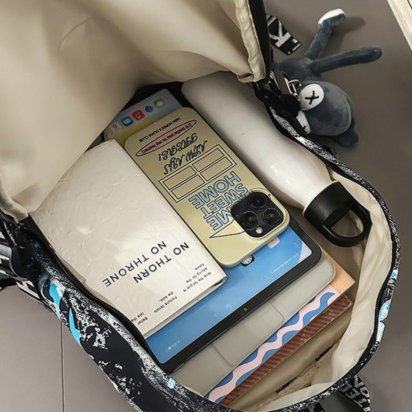 The new Korean version of Instagram, with a high level of appearance, personalized graffiti, trendy and cool backpacks, couple color contrast, lightweight and large-capacity backpacks Application Scenario