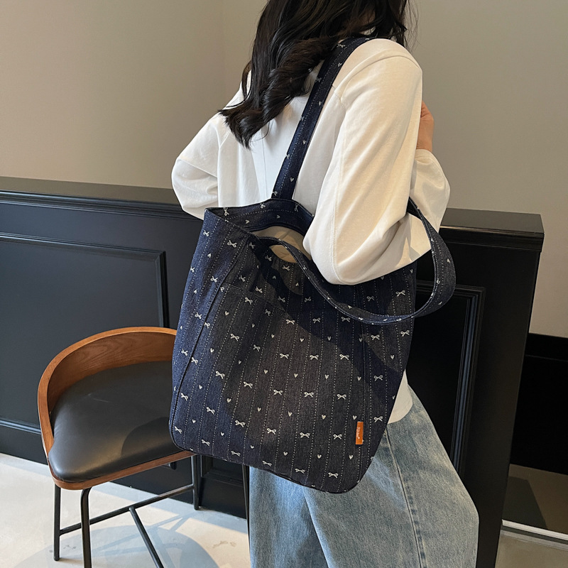 Casual and laid-back tote bag for women 2025 New style, fashionable large-capacity canvas commuting bag, versatile single-shoulder bag for classes details Picture