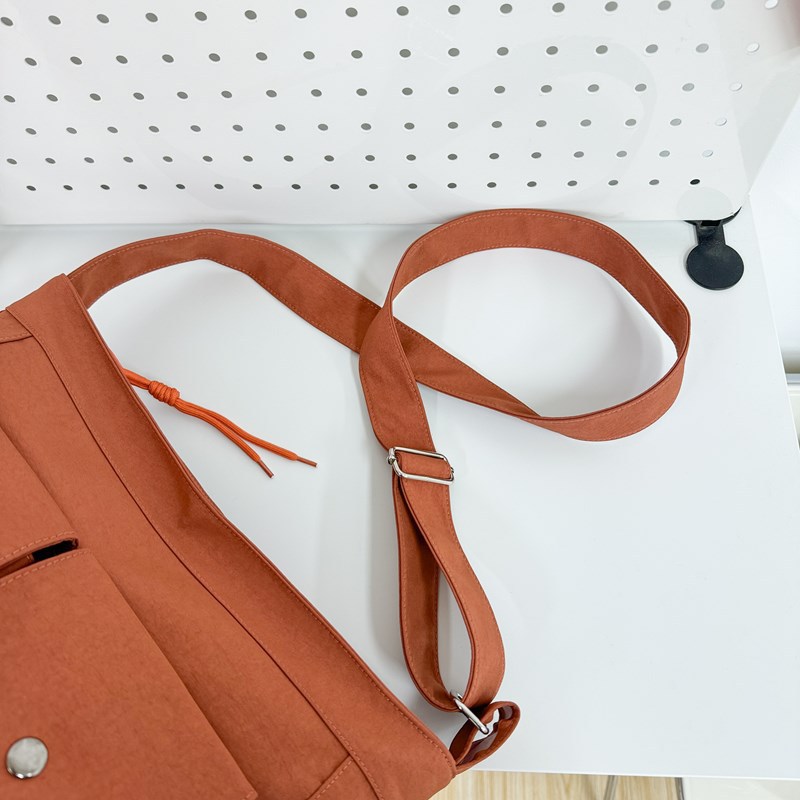 The new Japanese-style canvas bag has a large capacity for work and outings, a high level of appearance, and is versatile for single-shoulder commuting. It is suitable for both boys and girls and is artistic Specification drawing
