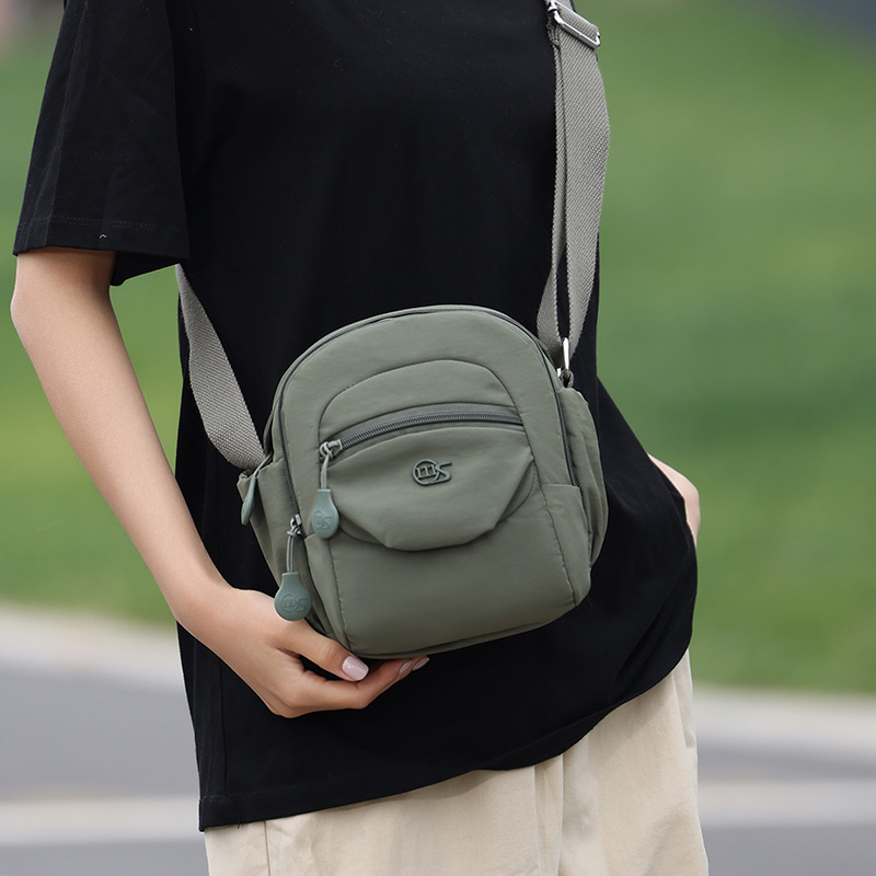 A niche design, simple and individual solid-color mini crossbody bag for women, a new ins style, high appearance level, casual and versatile crossbody bag full figure