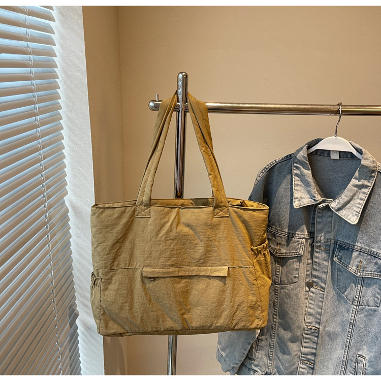 New artistic and simple handbag, casual computer bag, versatile for commuting, student shoulder bag for class, lightweight tote bag Application Scenario