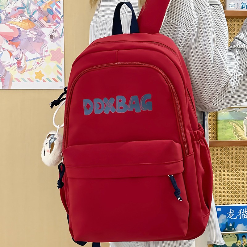 A new high-appearance-level letter-style backpack for couples in solid color, casual, simple and lightweight, with a large capacity for outdoor commuting full figure