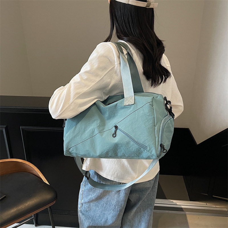 The 2025 new Fitness large-capacity short-distance travel bag is a versatile outdoor storage bag, lightweight, casual and fashionable single-shoulder bag details Picture