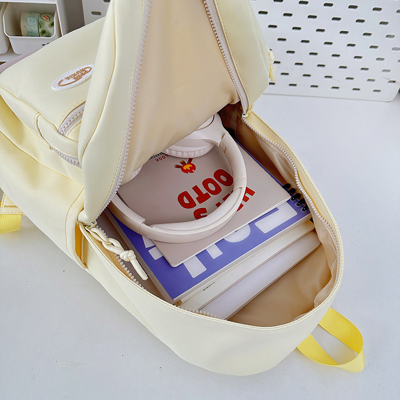 A new high-appeal college-style backpack for junior and senior high school students, which is casual, simple, lightweight, fashionable and versatile for commuting Application Scenario