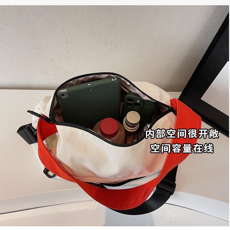 The new Korean version of the ins trendy tote bag with a high aesthetic level is a casual, simple, lightweight and large-capacity crossbody bag for women's commuting Application Scenario