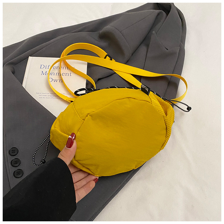 A new Korean version of a high-appeal drawstring bucket bag for commuting, sporty, casual, simple and lightweight, large-capacity crossbody bag Specification drawing