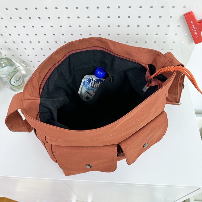 The new Japanese-style canvas bag has a large capacity for work and outings, a high level of appearance, and is versatile for single-shoulder commuting. It is suitable for both boys and girls and is artistic Application Scenario