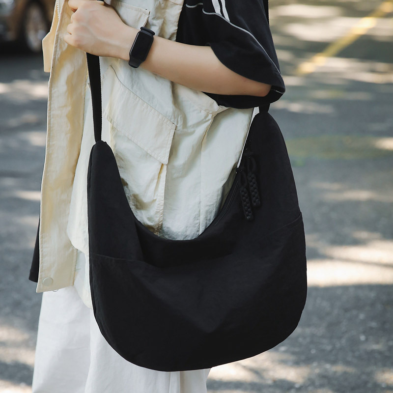 Crossbody bag for men, nylon, lightweight, street trend, casual, dumpling bag for students, new fashionable single-shoulder bag for men details Picture