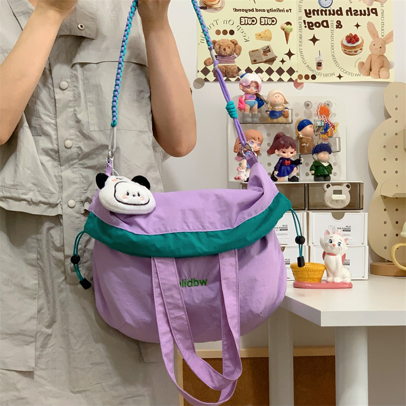 Korean-style water-resistant design lightweight crossbody bag, color-blocked drawstring pocket, drawstring dopamine hand-held shoulder bag full figure