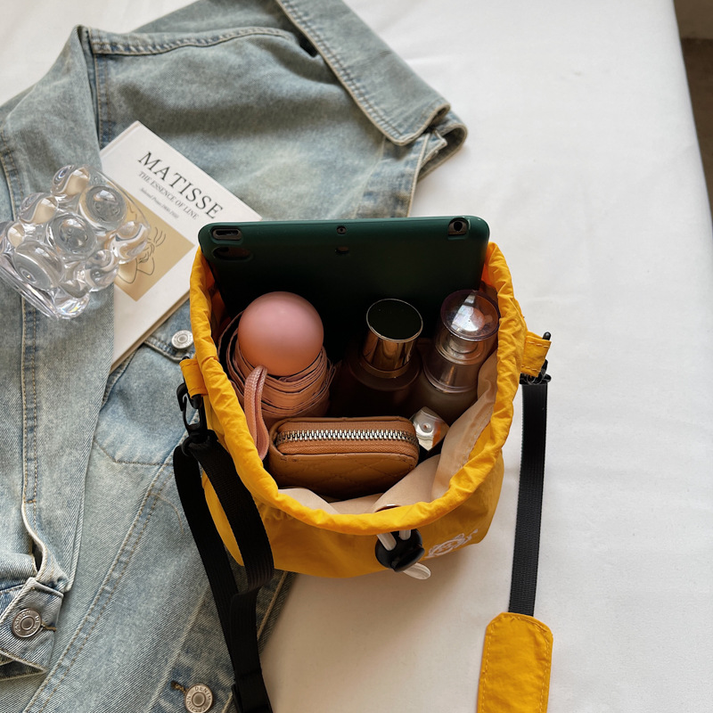 A new high-quality solid-color pleated drawstring bag with a drawstring opening from Korean Instagram, a lightweight tote bag for women's shopping and travel Application Scenario