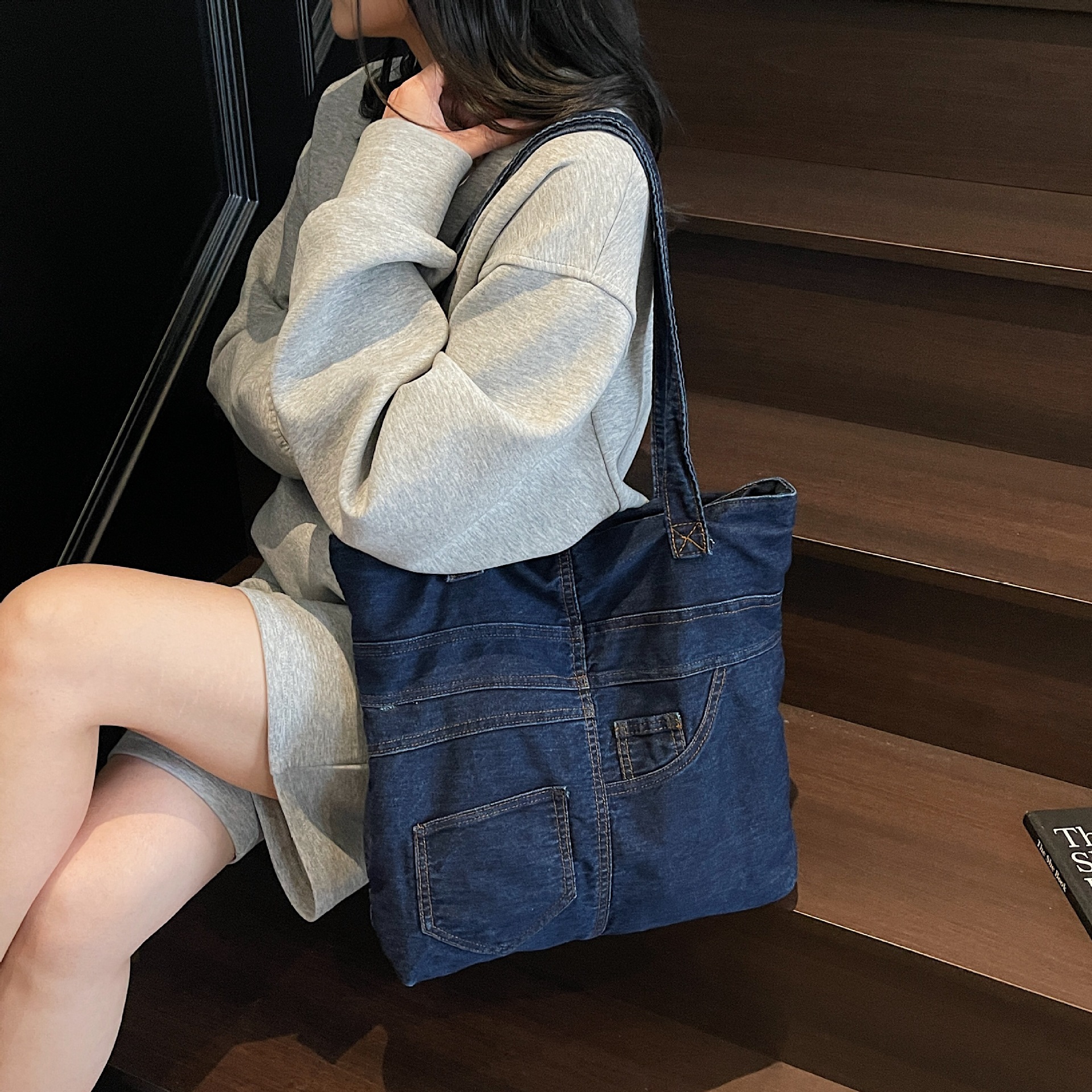 The new high-quality denim bag is casual, simple, lightweight, and suitable for commuting and outdoor fashion. It is a versatile crossbody bag details Picture