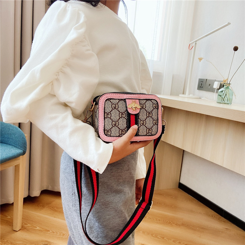 The 2024 new children's bag is a cute and stylish crossbody bag for girls, a one-shoulder bag for little girls, and a cute princess mini bag Application Scenario