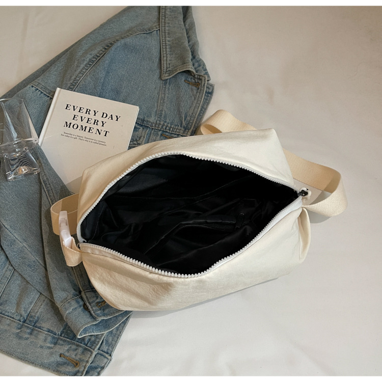 This casual Hong Kong-style women's single-shoulder bag is versatile, lightweight, and has a large capacity. It is a niche underarm bag and a simple crossbody bag for school and commuting Application Scenario