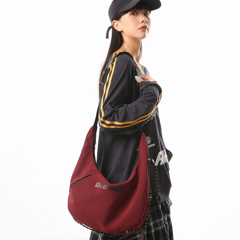 Casual and trendy crossbody bag for men with large capacity and design sense, dumpling bag for women, lightweight single-shoulder bag for commuting, and sports backpack details Picture