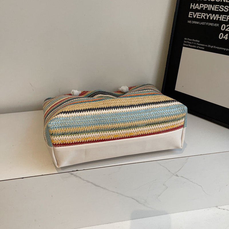 Summer rainbow straw woven bag, women's seaside vacation travel woven tote bag, large capacity single-shoulder commuting tote bag Application Scenario