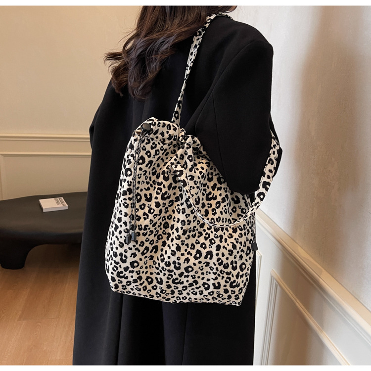 Simple leopard print drawstring crossbody bucket bag 2025 new style fashionable and casual single-shoulder bag, lightweight and large-capacity women's bag details Picture